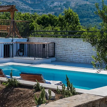 Manda Korina Villa