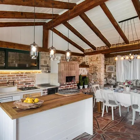 Manda Korina Villa