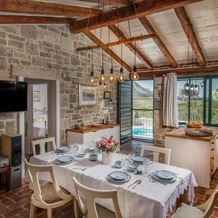 Villa Manda Korina Klis