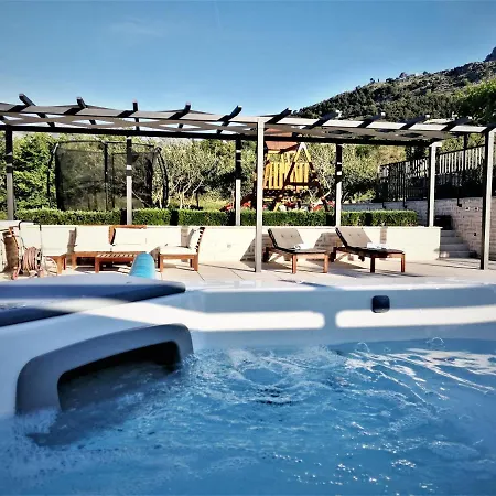 Manda Korina Villa