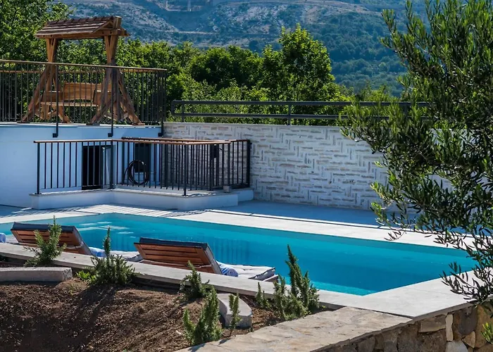 Manda Korina Villa